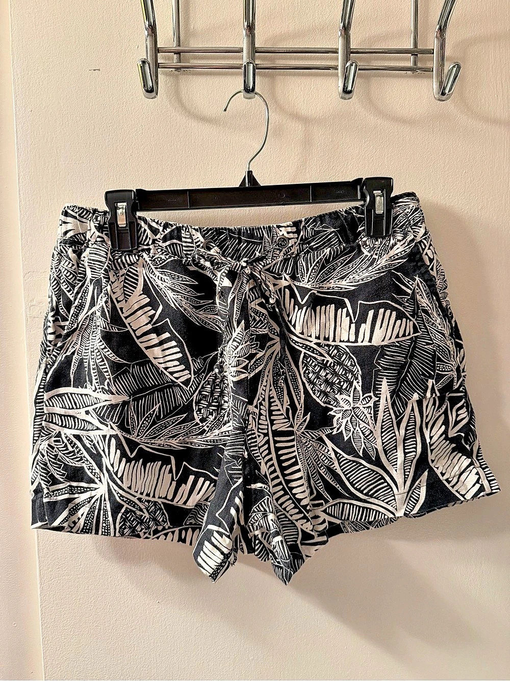 Christian Siriano Black and White Leaf Print Linen Shorts Linen Printed